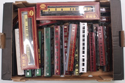 Lot 608 - One tray containing 00 gauge kit built and...