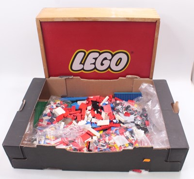 Lot 2045 - A quantity of loose vintage 1970/80s Lego,...