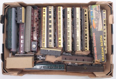 Lot 610 - One tray of 00 gauge coaches, to include a GWR...