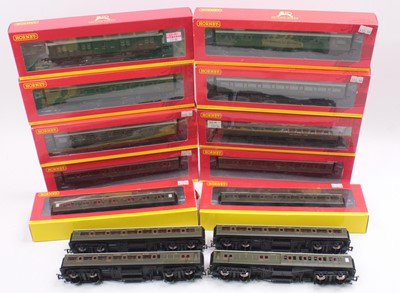 Lot 422 - Fourteen 00 gauge Hornby Maunsell coaches, in...