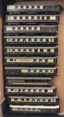 Lot 428 - A collection of Hornby 00 gauge Pullman...
