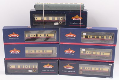 Lot 424 - Eight Bachmann 00 gauge coaches, crimson &...