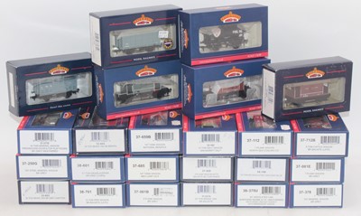 Lot 462 - Twenty-four 00 gauge Bachmann Branchline...