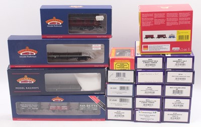 Lot 405 - Twenty-four 00 gauge wagons by various...
