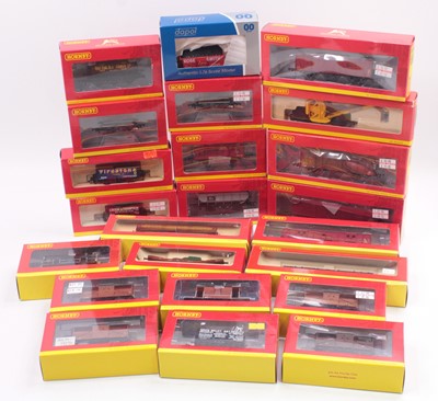 Lot 466 - Twenty-four 00 gauge wagons by various...