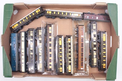 Lot 442 - One tray containing various 00 gauge coaches...