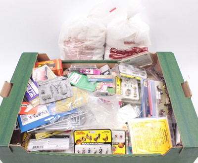 Lot 407 - One tray containing various 00 gauge scenic...