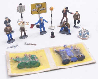 Lot 1723 - One tray of Spot-On diecast roadsigns and...