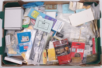 Lot 408 - One tray containing various 00 gauge scenic...