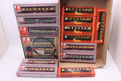 Lot 443 - Boxed coaches & a Lima set: BR blue diesel...