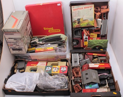 Lot 509 - Four trays containing Triang 00 gauge...