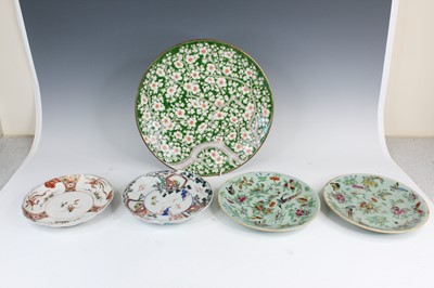 Lot 2145 - A large dish and four regular-sized plates,...