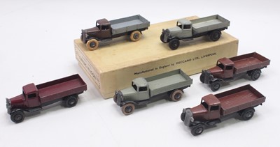 Lot 1062 - Dinky Toys 25e original trade box containing...