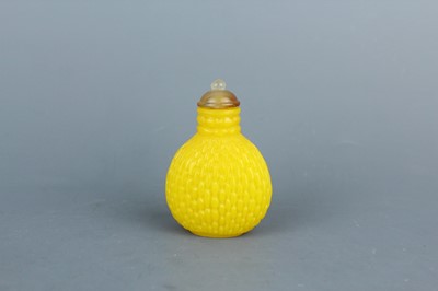 Lot 2009 - A Chinese yellow glass ‘willow basket’ snuff...