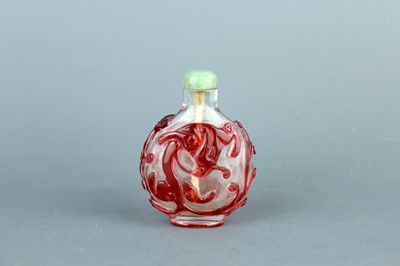 Lot 2010 - A Chinese red overlay transparent glass snuff...