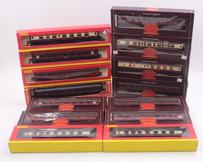 Lot 430 - Fourteen Hornby coaches: Eleven mainly ‘Top...