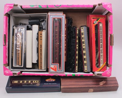 Lot 487 - A large tray of coaches & a few goods wagons:...