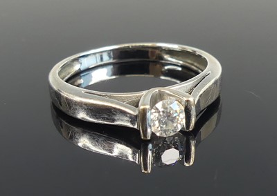 Lot 2577 - A white metal diamond solitaire ring,...