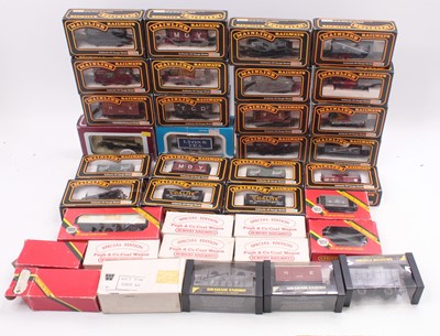 Lot 469 - One tray containing 35x 00 gauge wagons, to...