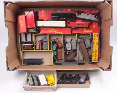 Lot 489 - One tray containing various 00 gauge wagons,...