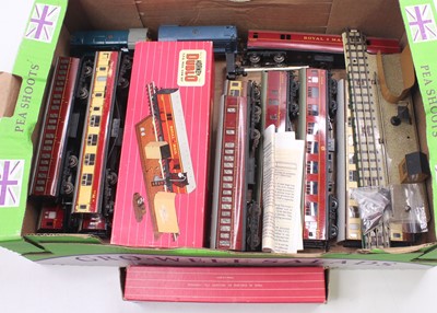 Lot 258 - One tray containing various Hornby Dublo...