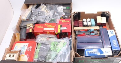 Lot 457 - Two trays containing various 00 gauge rolling...