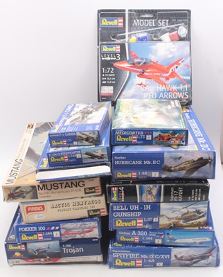 Lot 822 - 13 various boxed Revell mixed scale aircraft...