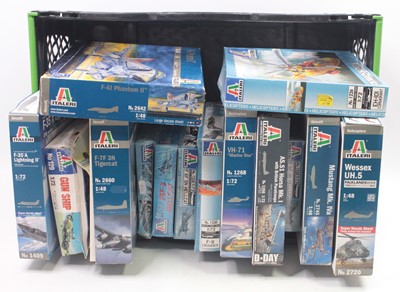 Lot 852 - 14 various mixed scale boxed Italeri plastic...
