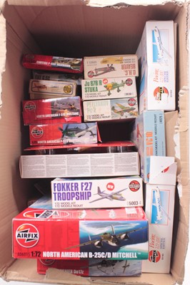 Lot 824 - Collection of mixed boxed Airfix and similar...