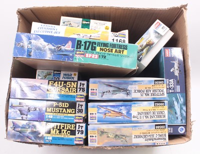 Lot 828 - Twelve various plastic aircraft kits to...