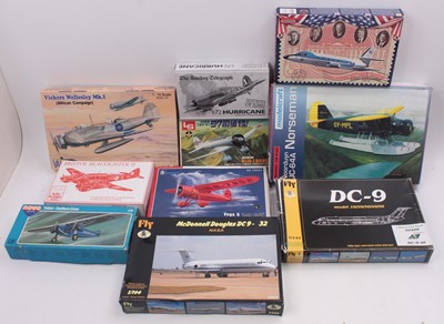 Lot 594 - One tray containing 10 plastic aircraft kits...