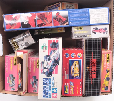 Lot 816 - A collection of mixed plastic kits and diecast...
