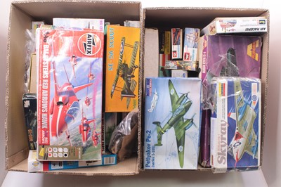 Lot 858 - Two boxes containing 40+ various mixed scale...
