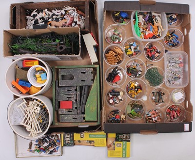 Lot 1957 - 2 trays containing Britains and other loose...