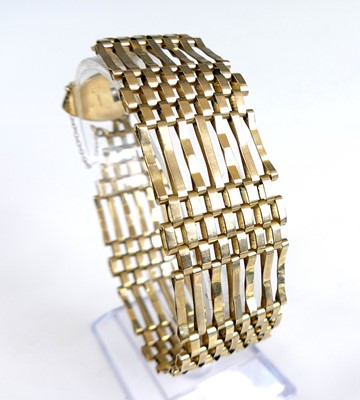 Lot 2572 - A 9ct yellow gold 7-bar gatelink bracelet,...
