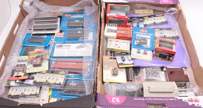 Lot 674 - Two trays containing a quantity of N gauge...