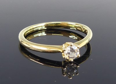 Lot 2629 - A yellow metal diamond solitaire ring,...