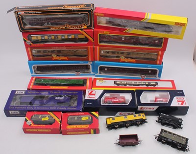 Lot 439 - One tray containing various 00 gauge wagons...
