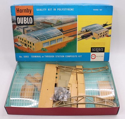 Lot 271 - Hornby Dublo 5083 terminal or through station...