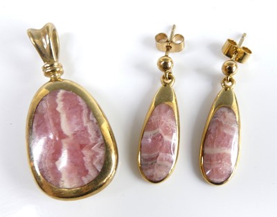 Lot 2526 - A modern 9ct gold pink hardstone set pendant,...