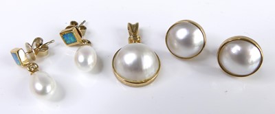 Lot 2527 - A modern 9ct gold and split cultured pearl set...
