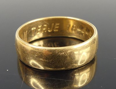 Lot 2544 - A continental 14ct gold court shaped wedding...