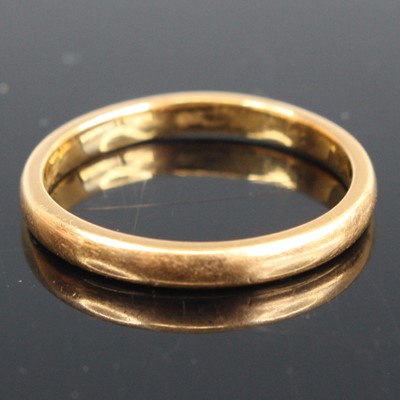Lot 279 - A 22ct gold court shaped wedding band, size L,...