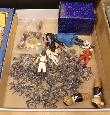 Lot 1512 - A tray of miscellaneous effects, to include a...