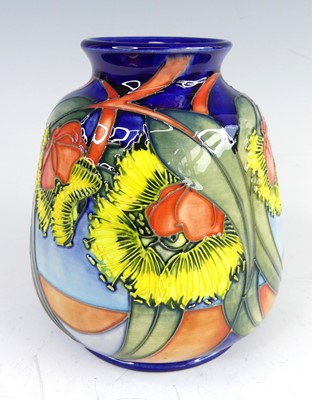 Lot 38 - A contemporary Moorcroft Illyarrie pattern...