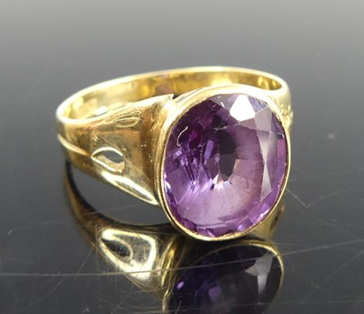 Lot 2827 - A yellow metal synthetic Alexandrite single...