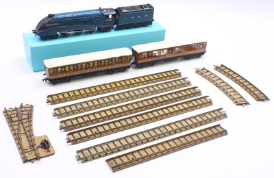 Lot 295 - 1938-39 Hornby Dublo prewar clockwork DL1...