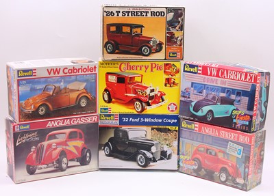 Lot 647 - A collection of seven boxed Revell 1/25 scale...