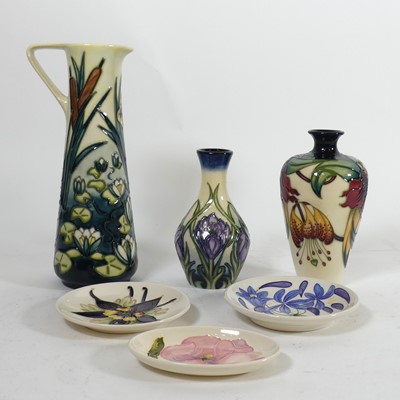 Lot 62 - A contemporary Moorcroft ewer, tubeline...