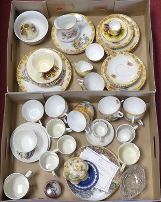 Lot 148 - A collection of ceramics to include floral...